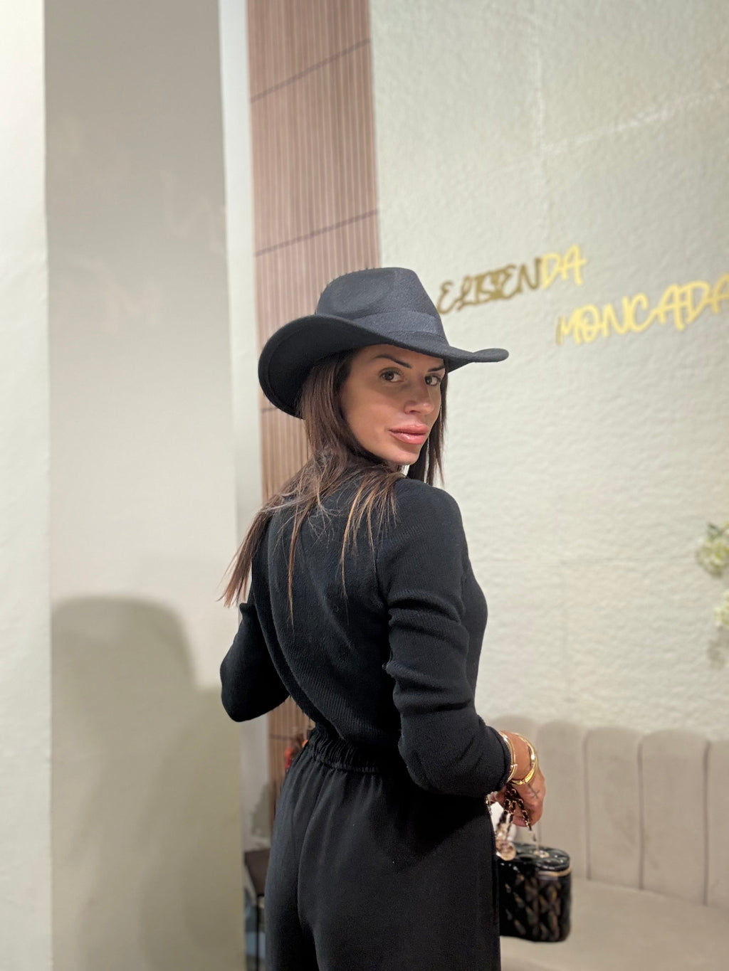 Черна жилетка с дантелена панделка