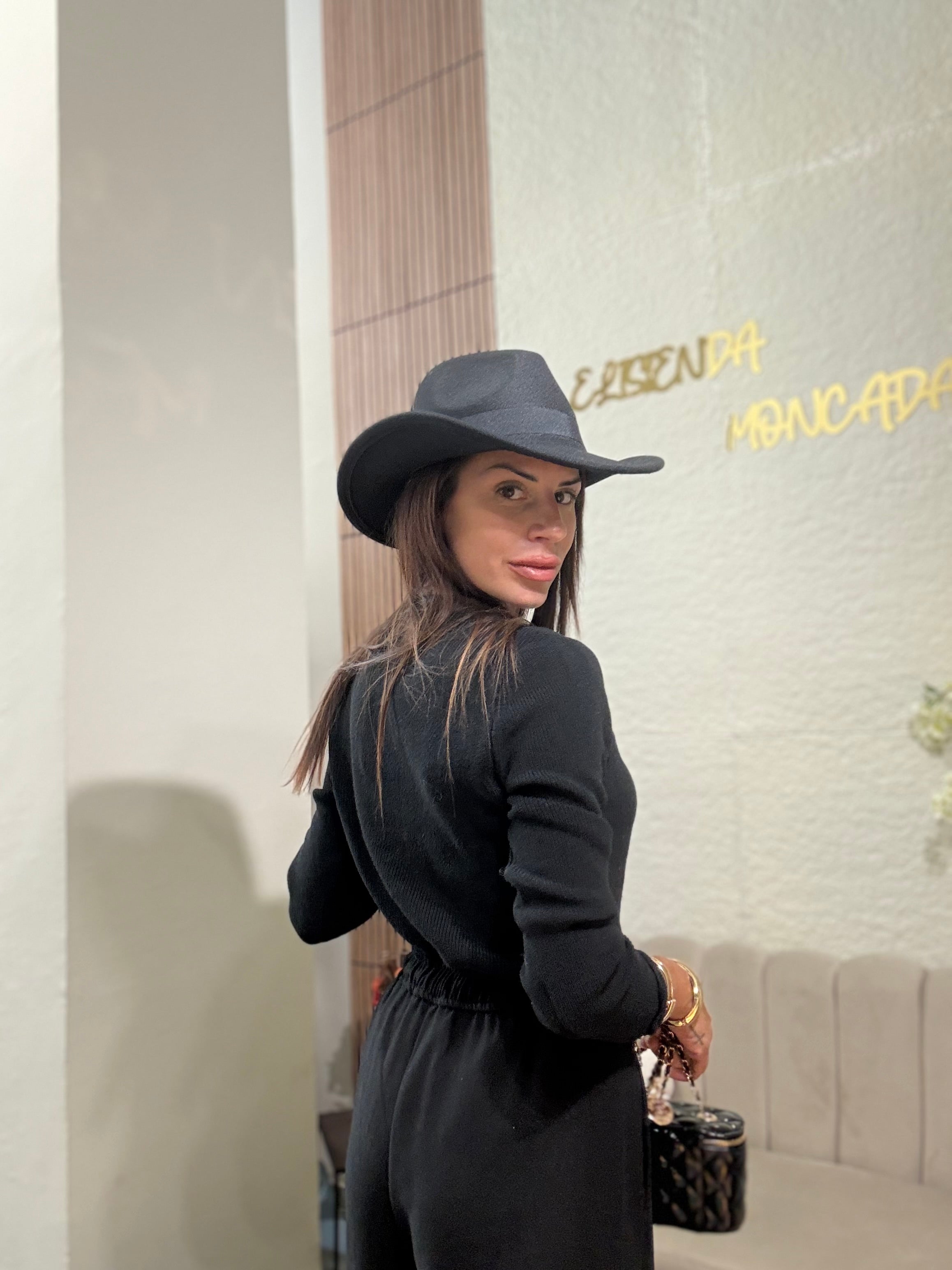 Черна жилетка с дантелена панделка