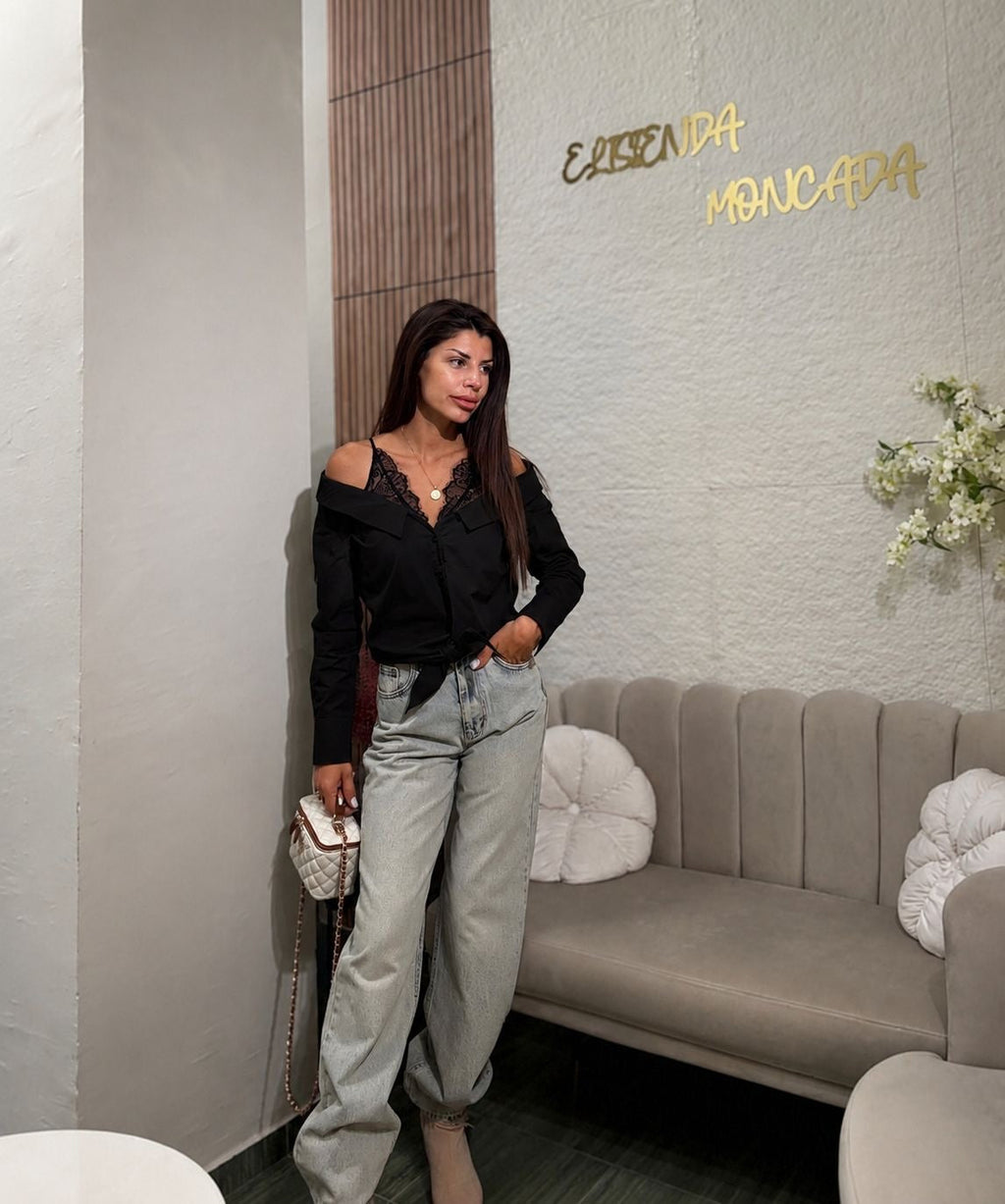 Черна риза с off-shoulder деколте и дантела