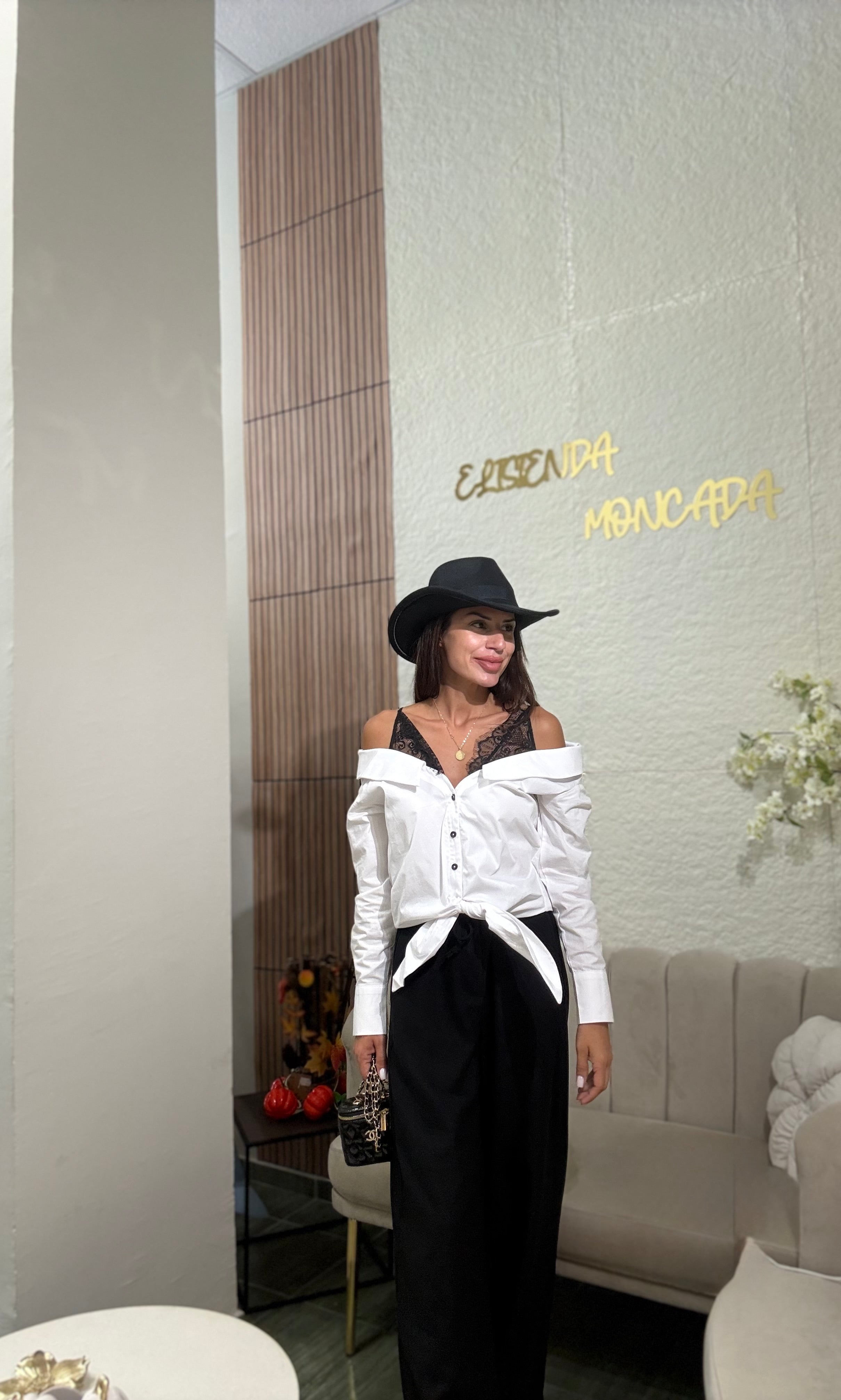 Риза White Off-Shoulder