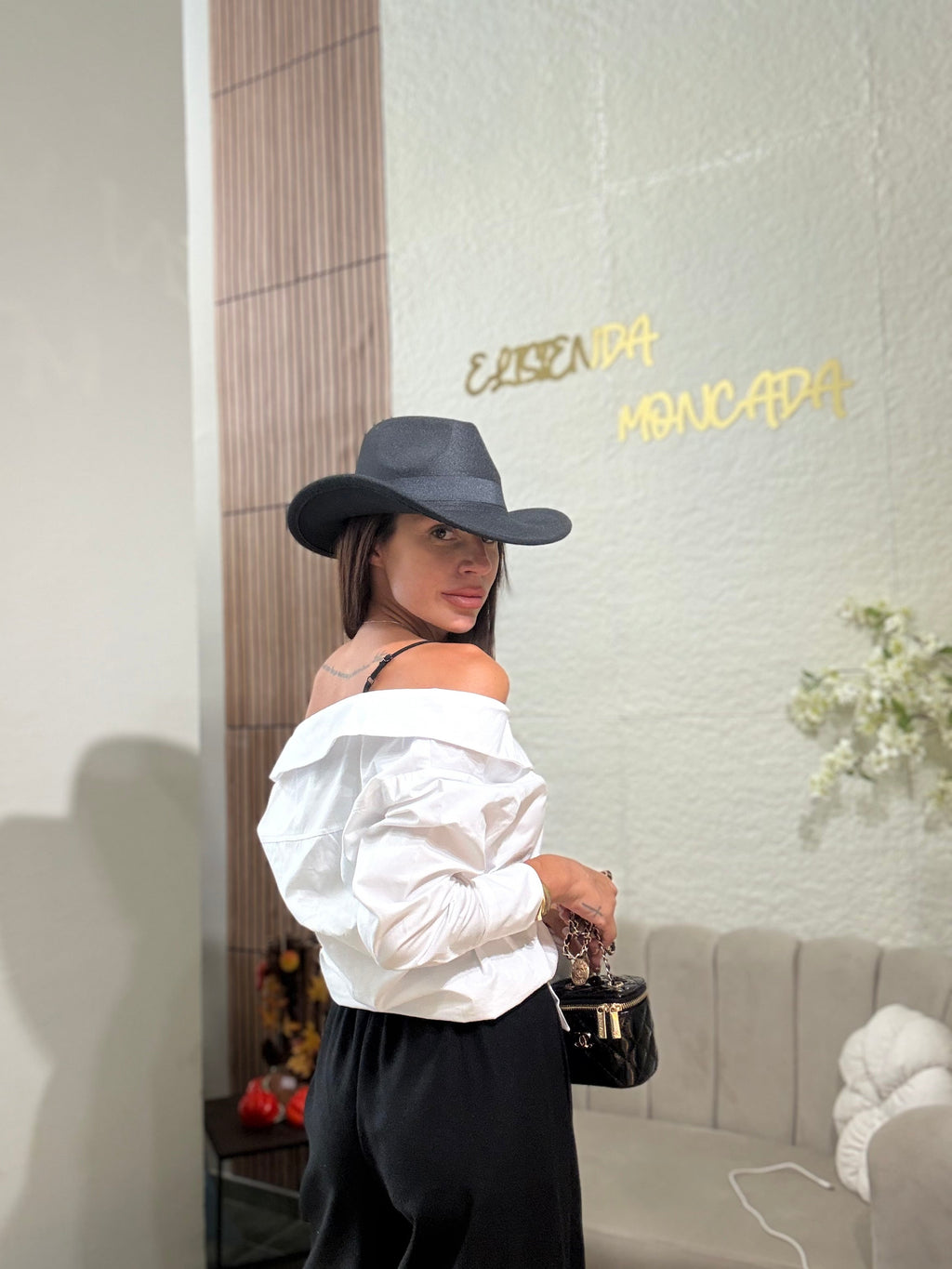 Риза White Off-Shoulder