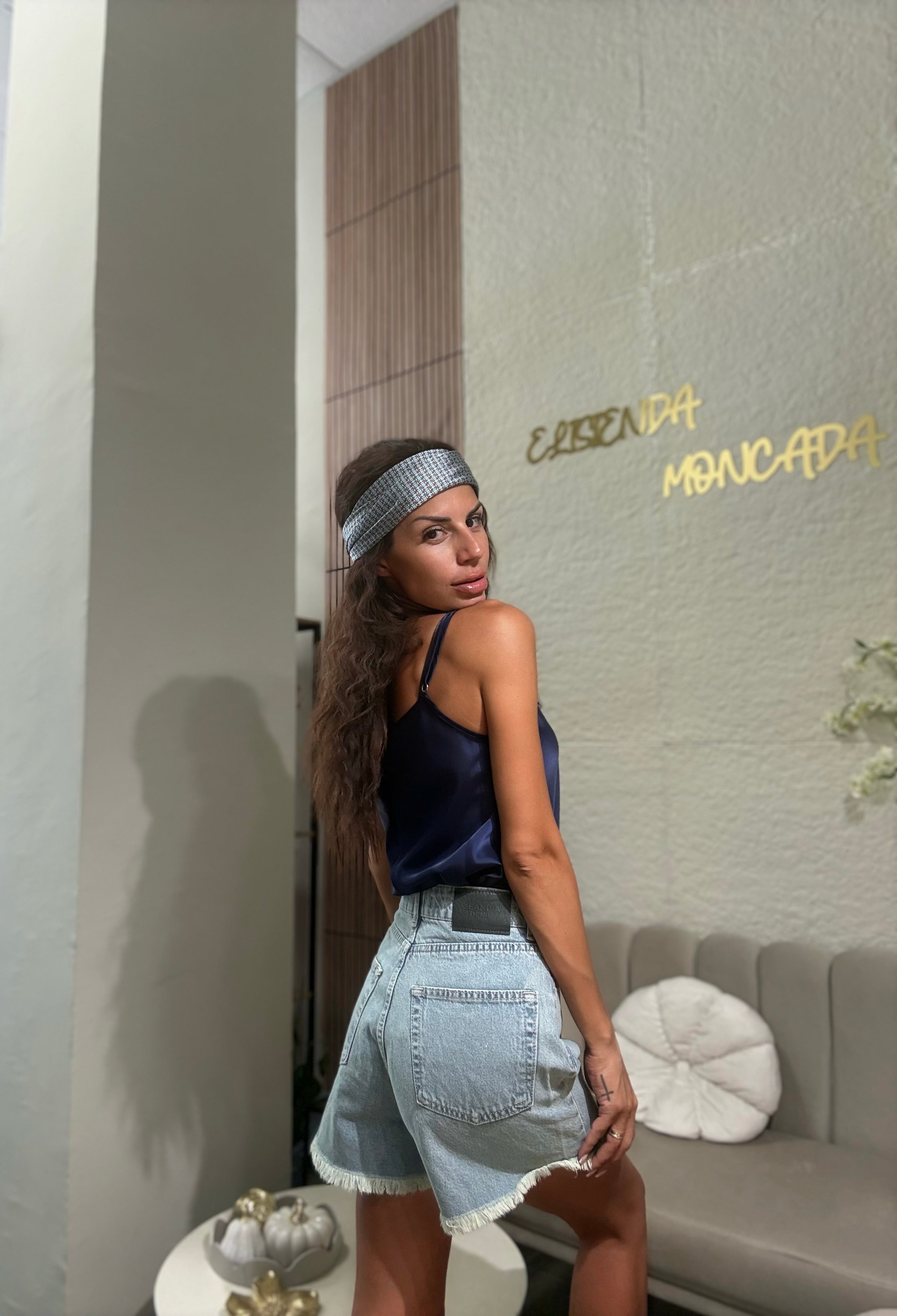 Къси дънки в светъл деним