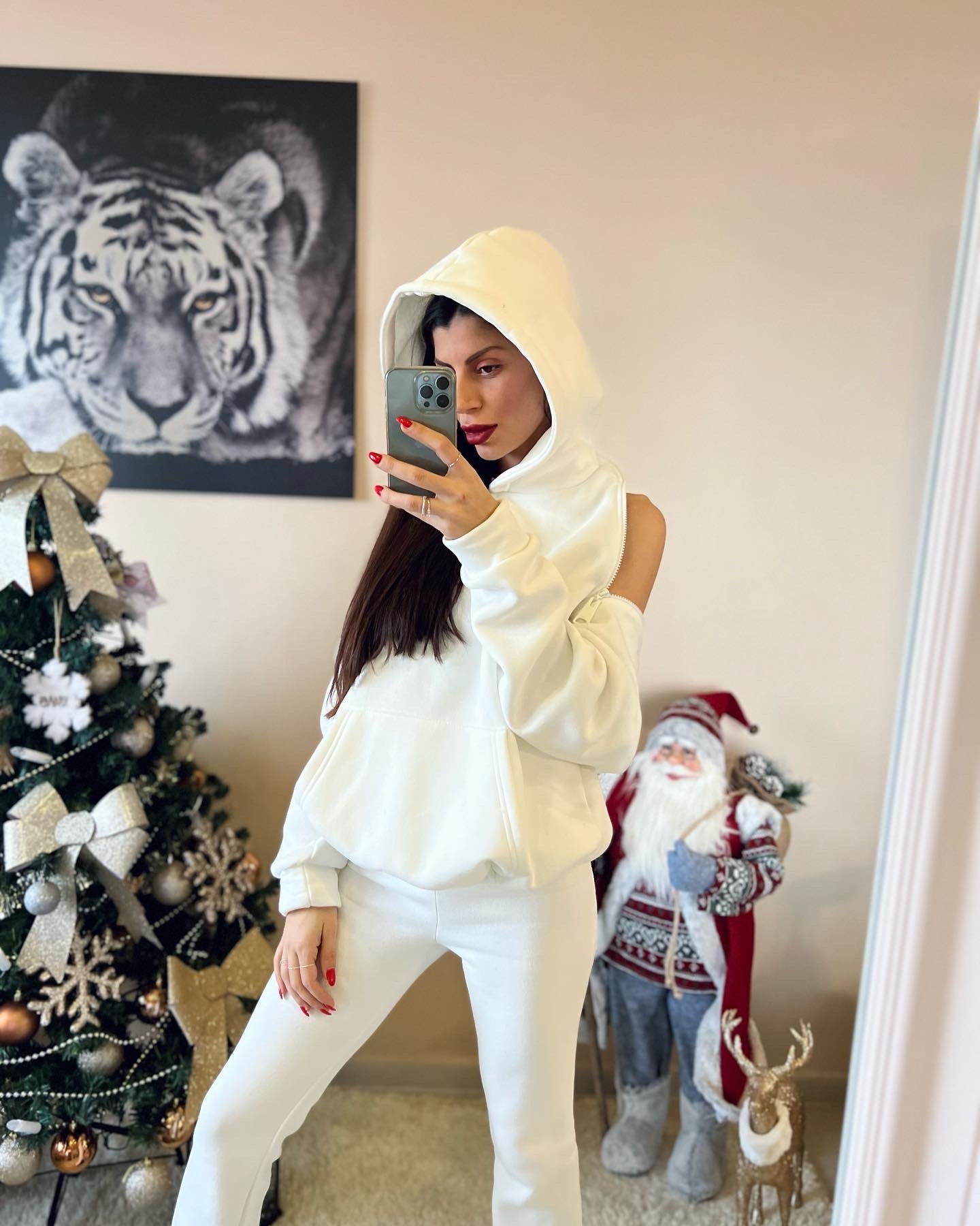 Уникален дамски екип в бяло