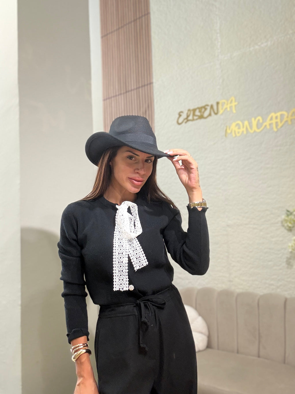 Черна жилетка с дантелена панделка