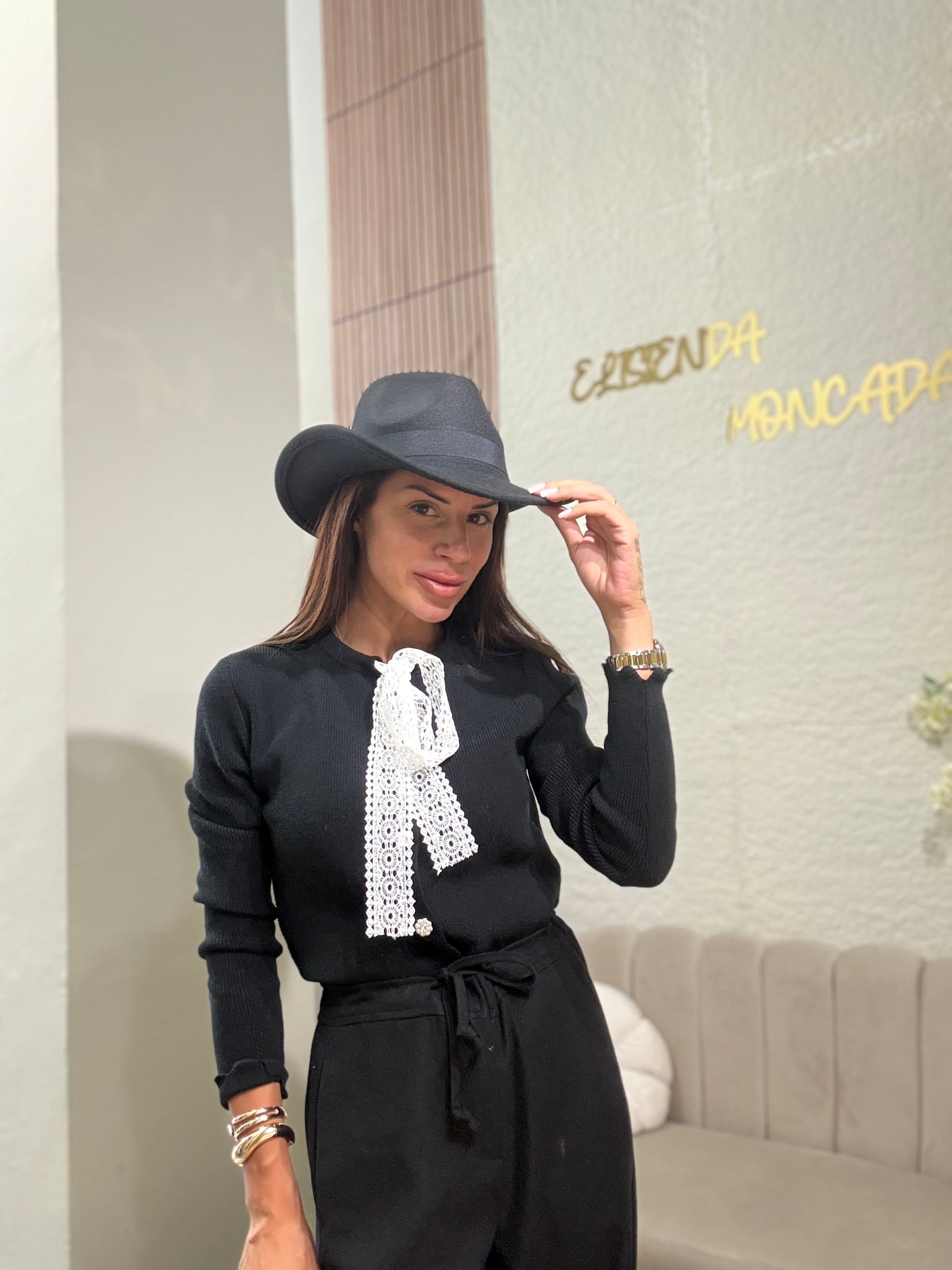Черна жилетка с дантелена панделка