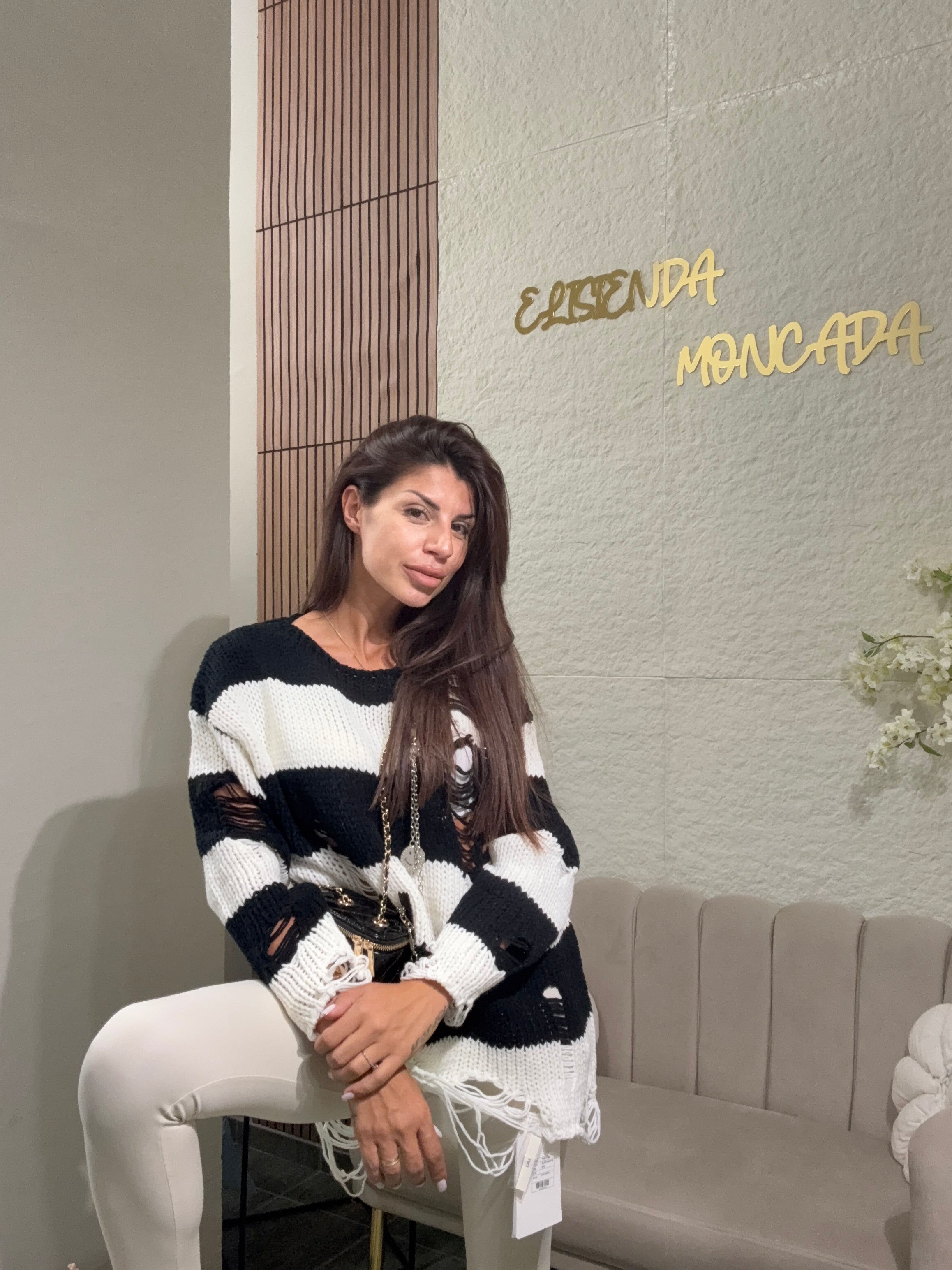Черно-бял oversized пуловер с раздърпан ефект