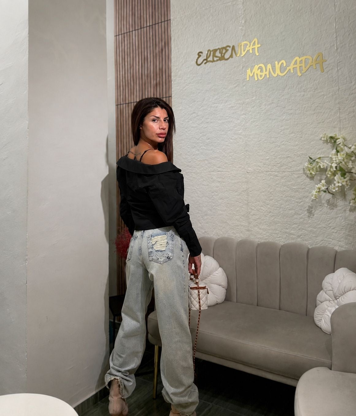 Черна риза с off-shoulder деколте и дантела