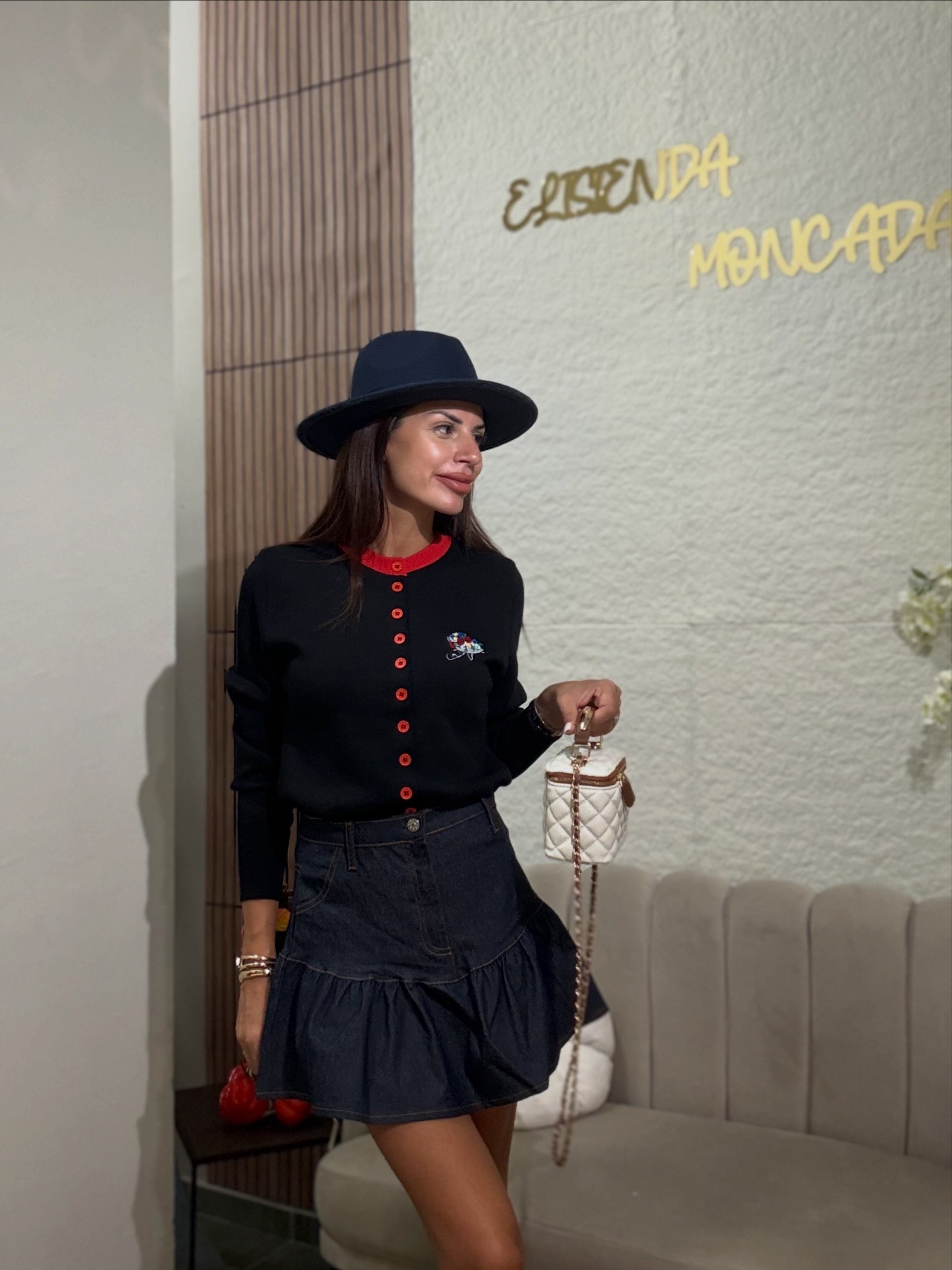 Черна жилетка с червени копчета и бродерия