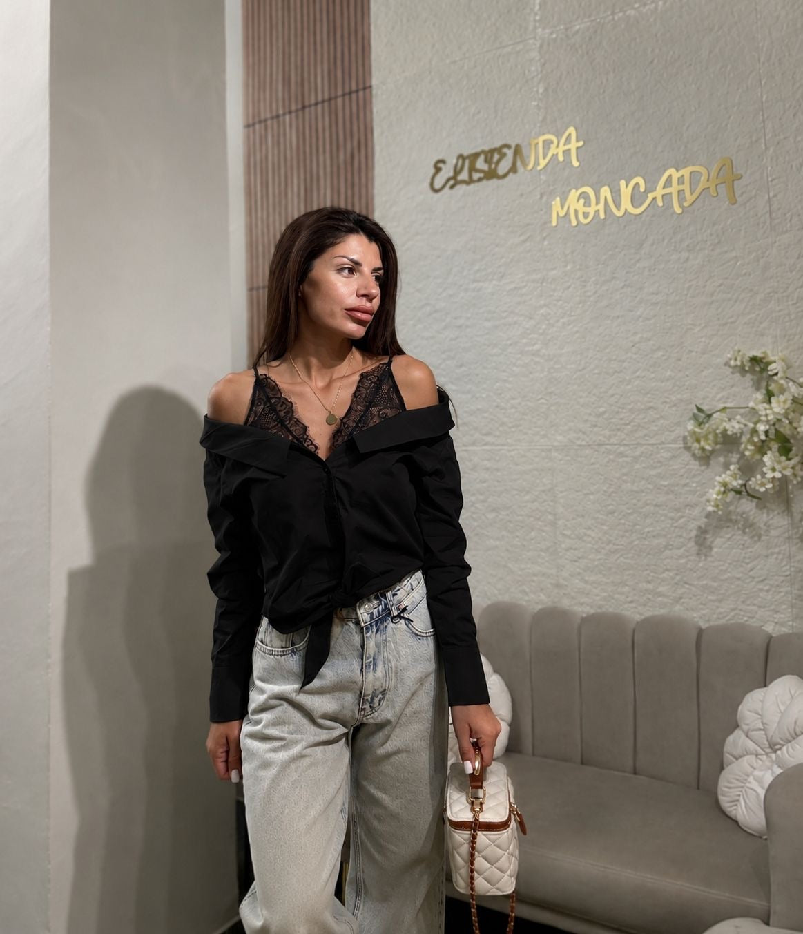 Черна риза с off-shoulder деколте и дантела